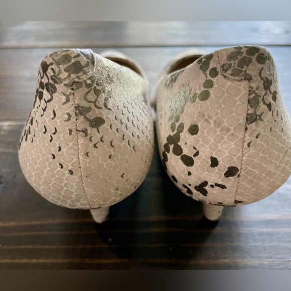 VINCE CAMUTO Naureen Women's Kitten Heel Pumps Metallic Taupe Snake Sz 8M - Picture 4 of 6